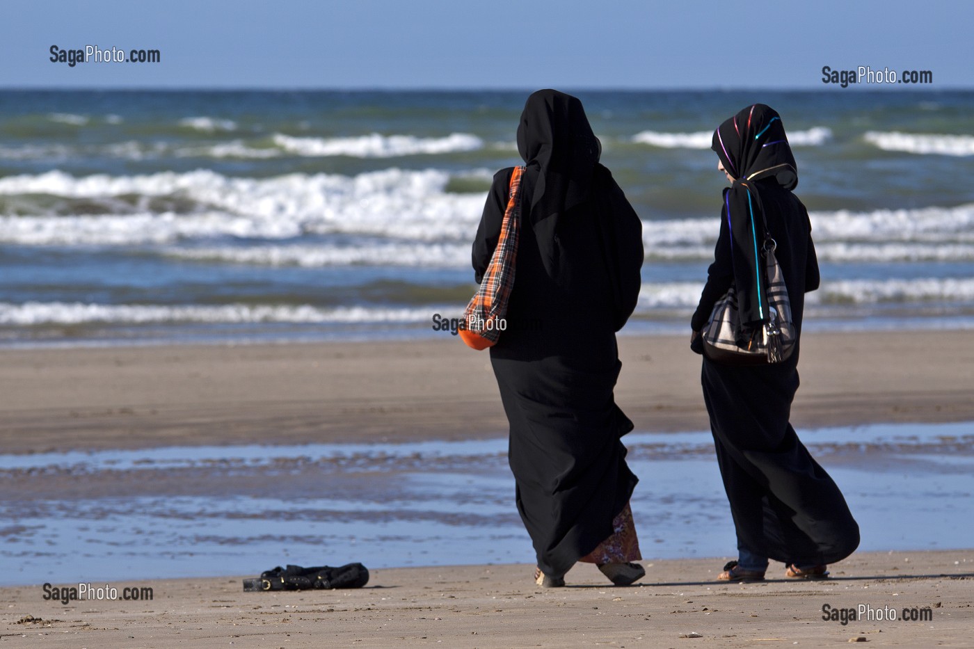 FEMMES OMANAISES VOILEES PROFITANT DE LA PLAGE A MASCATE, GOLFE D'OMAN, SULTANAT D'OMAN, MOYEN-ORIENT 