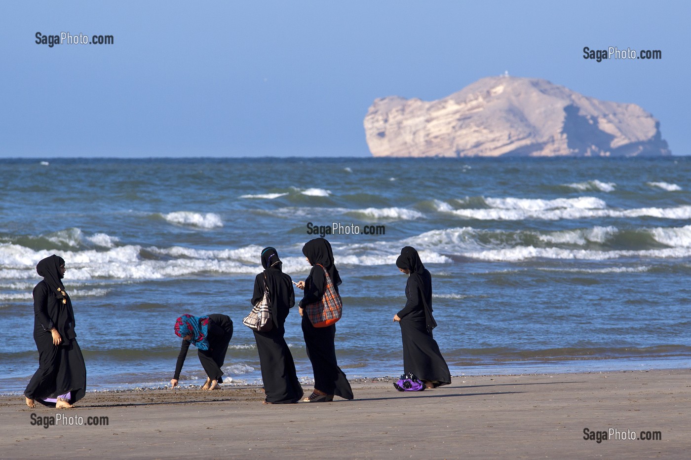 FEMMES OMANAISES VOILEES PROFITANT DE LA PLAGE A MASCATE, GOLFE D'OMAN, SULTANAT D'OMAN, MOYEN-ORIENT 