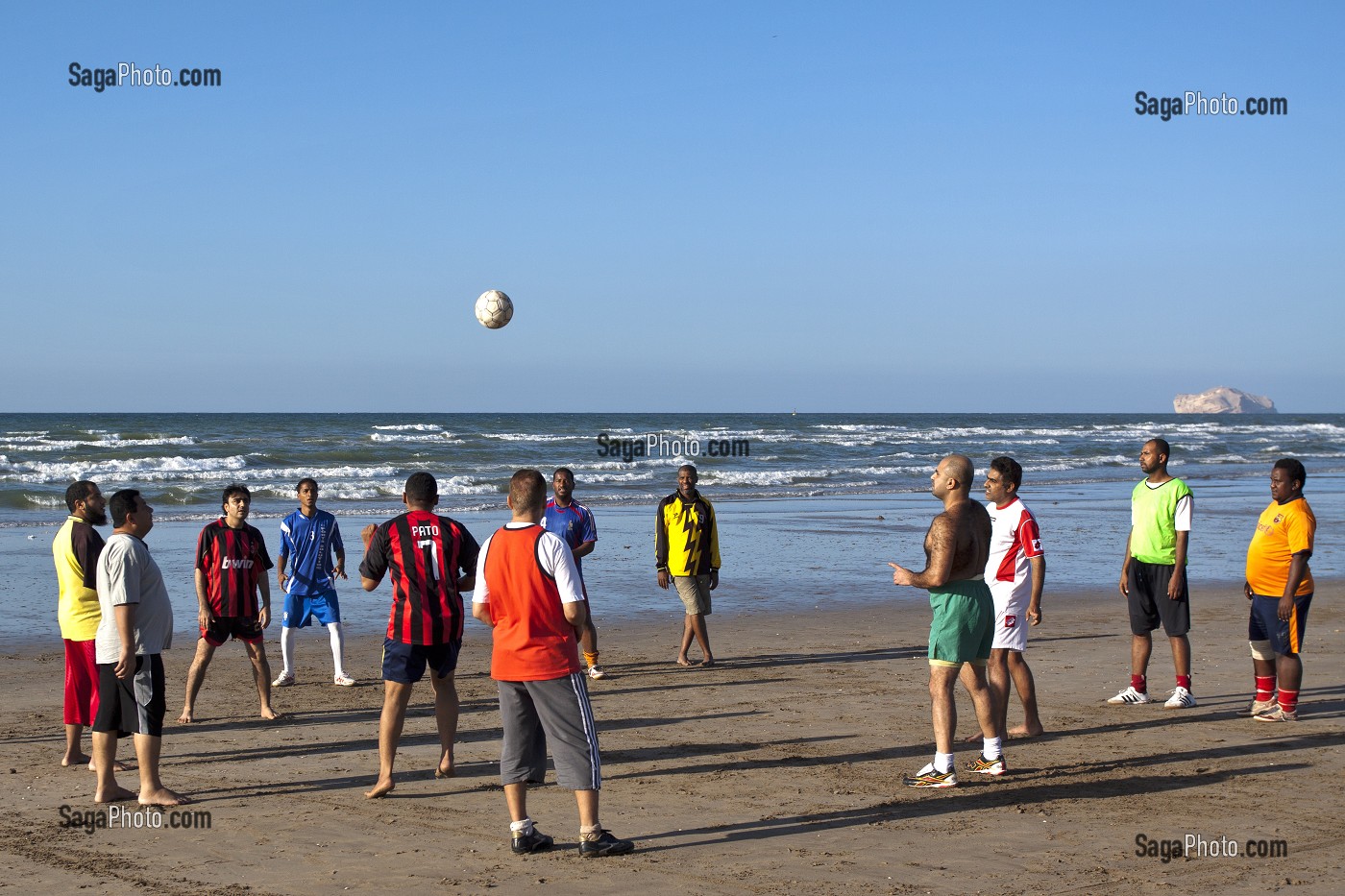 OMANAIS JOUANT AU FOOTBALL EN FIN DE JOURNEE SUR UNE PLAGE, MASCATE, GOLFE D'OMAN, SULTANAT D'OMAN, MOYEN-ORIENT 