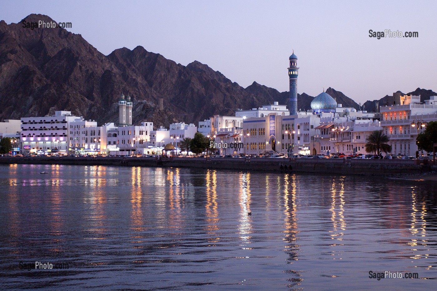 CORNICHE DE MUTRAH LA NUIT, MASCATE, SULTANAT D'OMAN, MOYEN-ORIENT 