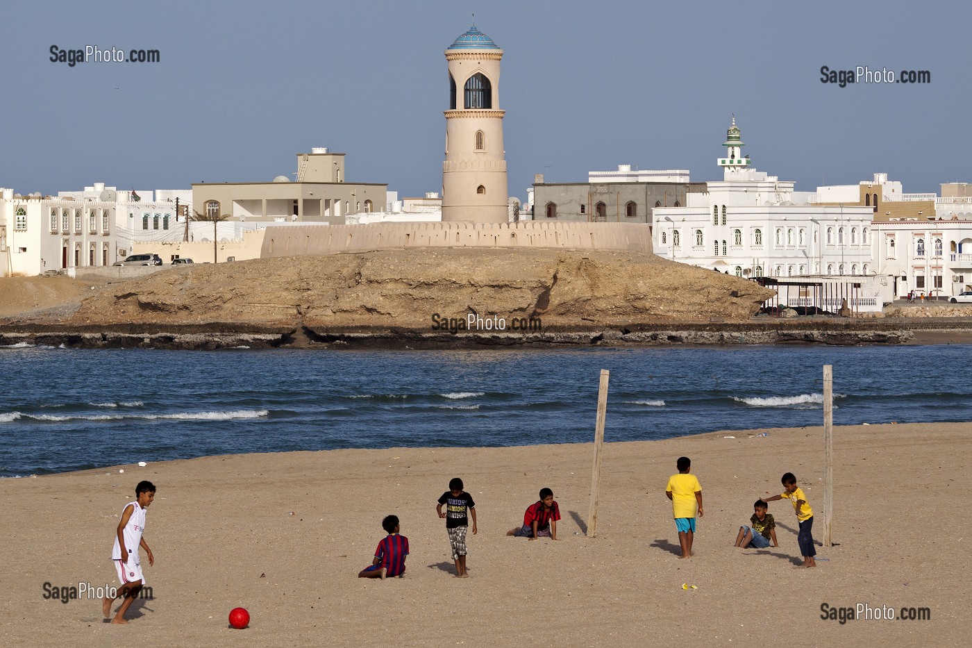 ENFANTS JOUANT AU FOOTBALL SUR LA PLAGE DE SUR, SULTANAT D'OMAN, MOYEN-ORIENT 