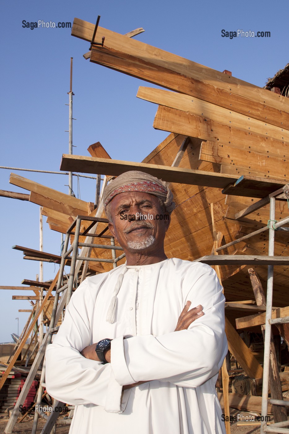 PORTRAIT DU PROPRIETAIRE DE LA FABRIQUE DE BOUTRES TRADITIONNELS, SUR, SULTANAT D'OMAN, MOYEN-ORIENT 