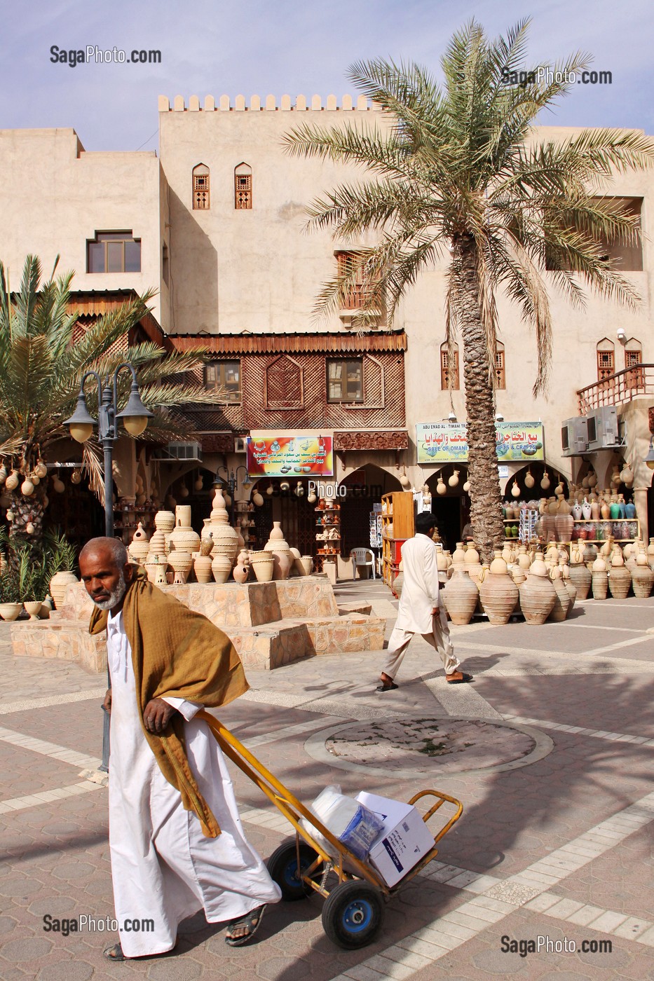 MARCHAND DANS UNE RUE DU SOUK DE NIZWA, SULTANAT D'OMAN, MOYEN-ORIENT 