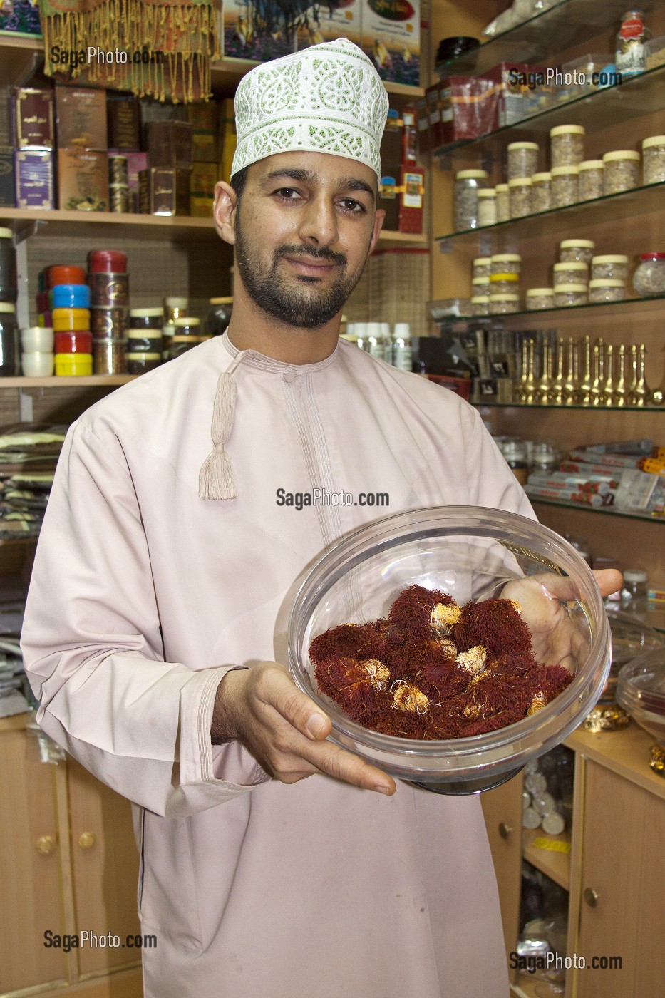 MARCHAND PRESENTANT DU SAFRAN DANS SA BOUTIQUE, SOUK DE NIZWA, SULTANAT D'OMAN, MOYEN-ORIENT 