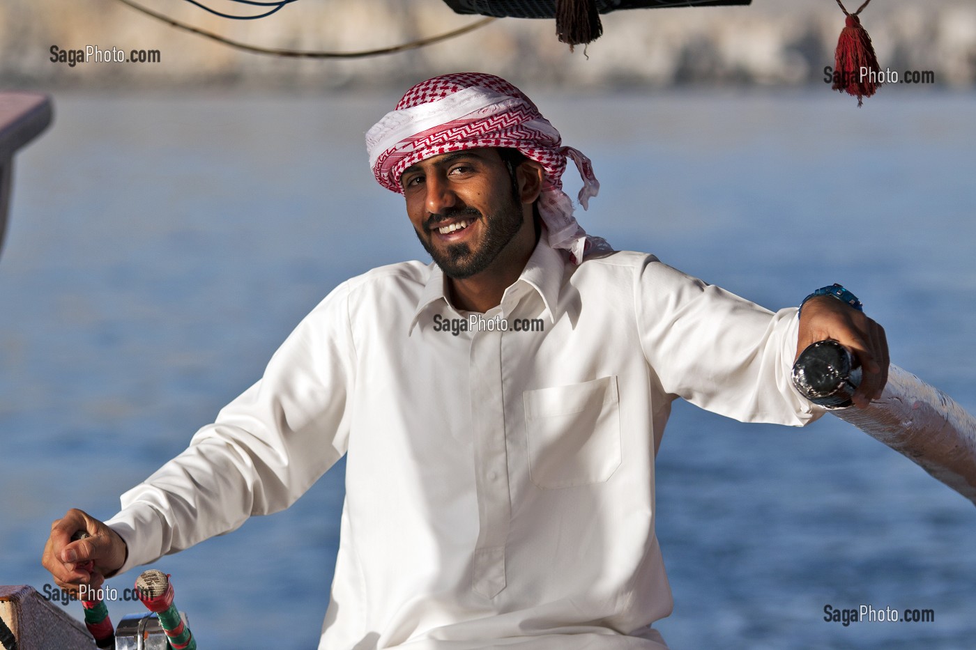 PORTRAIT DU CAPITAINE D'UN BOUTRE TRADITIONNEL, FJORD D'ASH SHAM, PENINSULE DE MUSANDAM, SULTANAT D'OMAN, MOYEN-ORIENT 