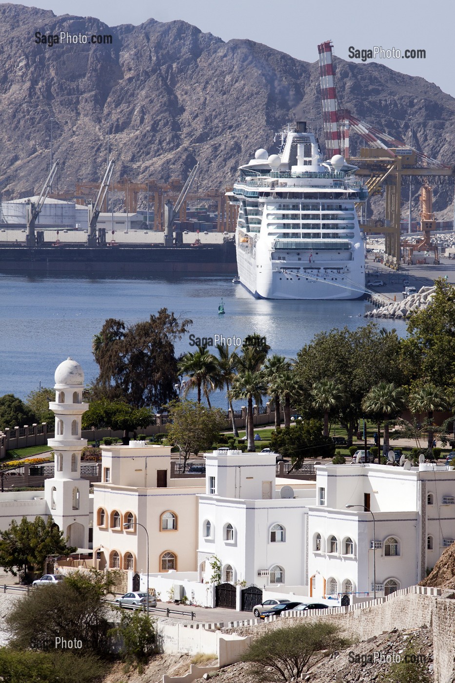 CONTRASTE ENTRE L'ARCHITECTURE DES MAISONS TRADITIONNELLES ET CELLE D'UN BATEAU DE CROISIERE, PORT DE MASCATE, SULTANAT D'OMAN, MOYEN-ORIENT 