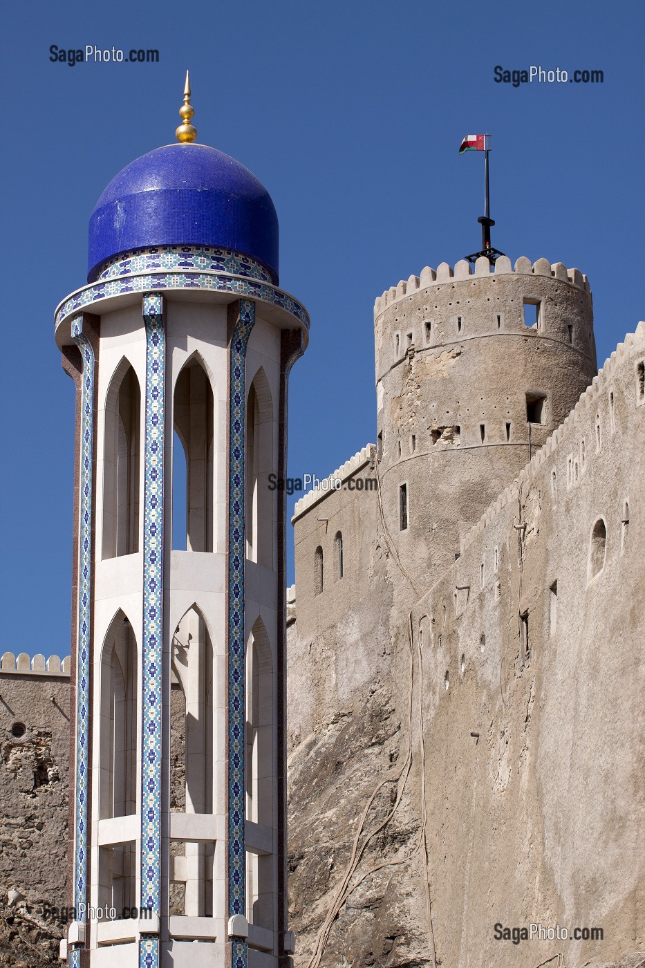 MINARET DE LA MOSQUEE AL KHAWR DEVANT LE FORT AL MIRANI, DANS LE VIEUX MASCATE, SULTANAT D'OMAN, MOYEN-ORIENT 
