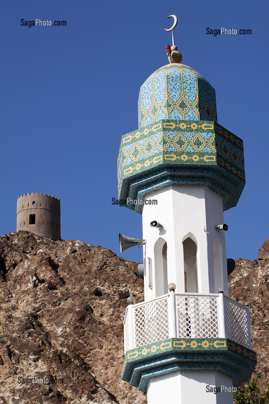 MINARET D'UNE MOSQUEE ET VESTIGE D'UNE TOUR DE L'EPOQUE PORTUGAISE, VIEUX MASCATE, SULTANAT D'OMAN, MOYEN-ORIENT 