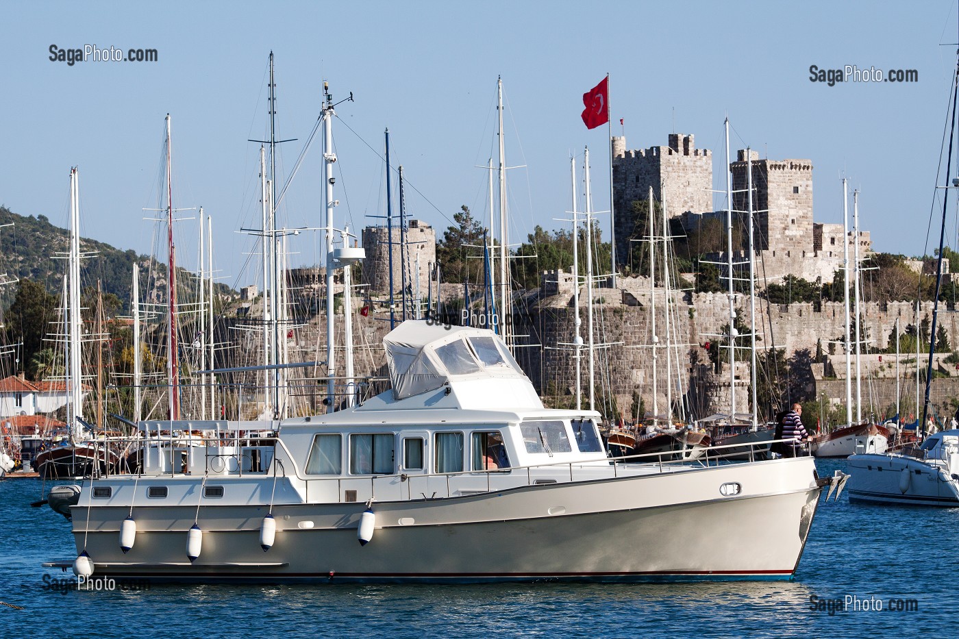 BATEAU MOUILLANT DANS LA MARINA DE BODRUM AU PIED DU CHATEAU FORT SAINT-PIERRE (XVEME SIECLE), COTE EGEENNE, TURQUIE 