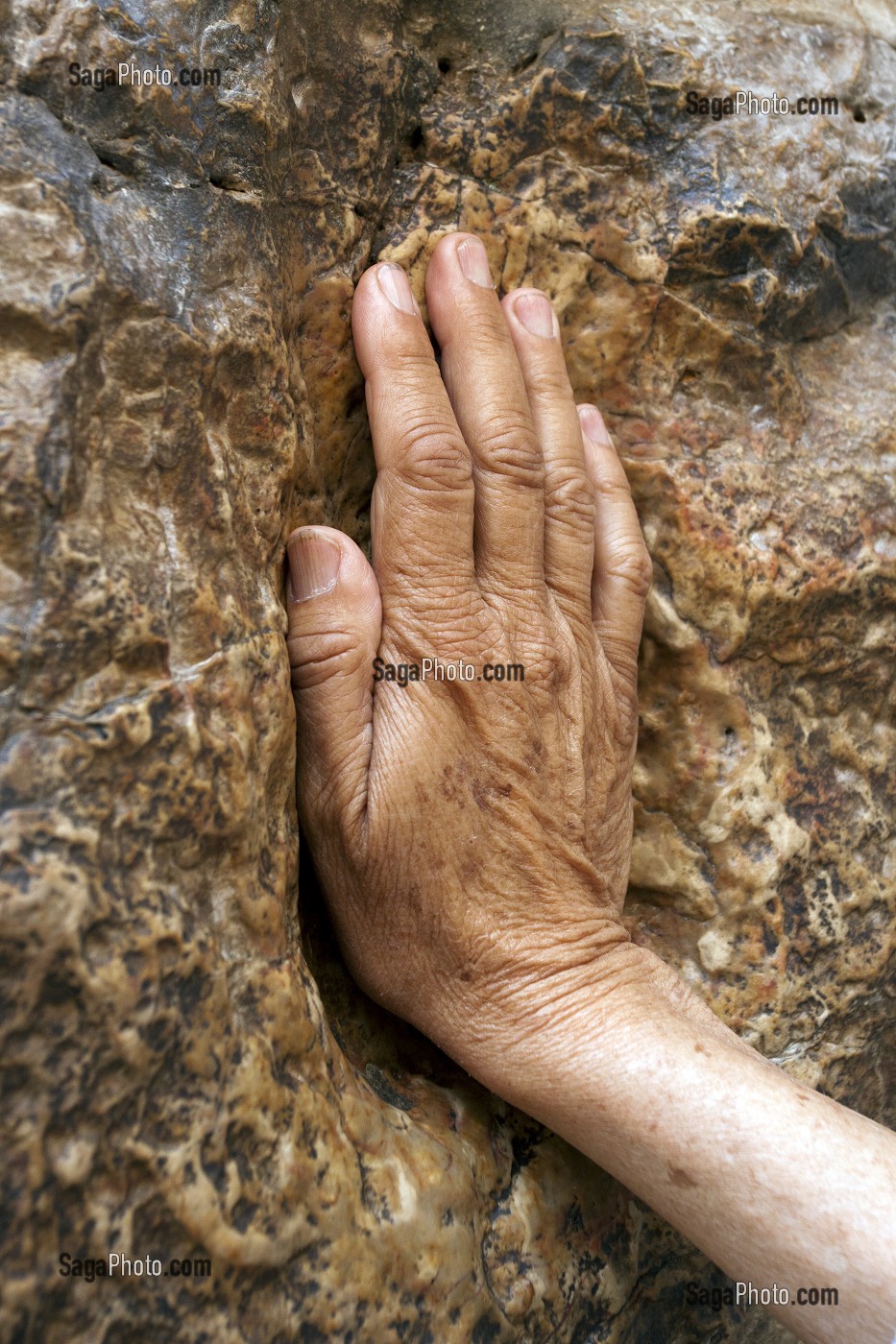 FEMME POSANT LA MAIN SUR LA PIERRE MARQUANT LA 5EME STATION DU CHEMIN DE CROIX DE JESUS CHRIST, VIA DOLOROSA, VIEILLE VILLE DE JERUSALEM, ISRAEL 