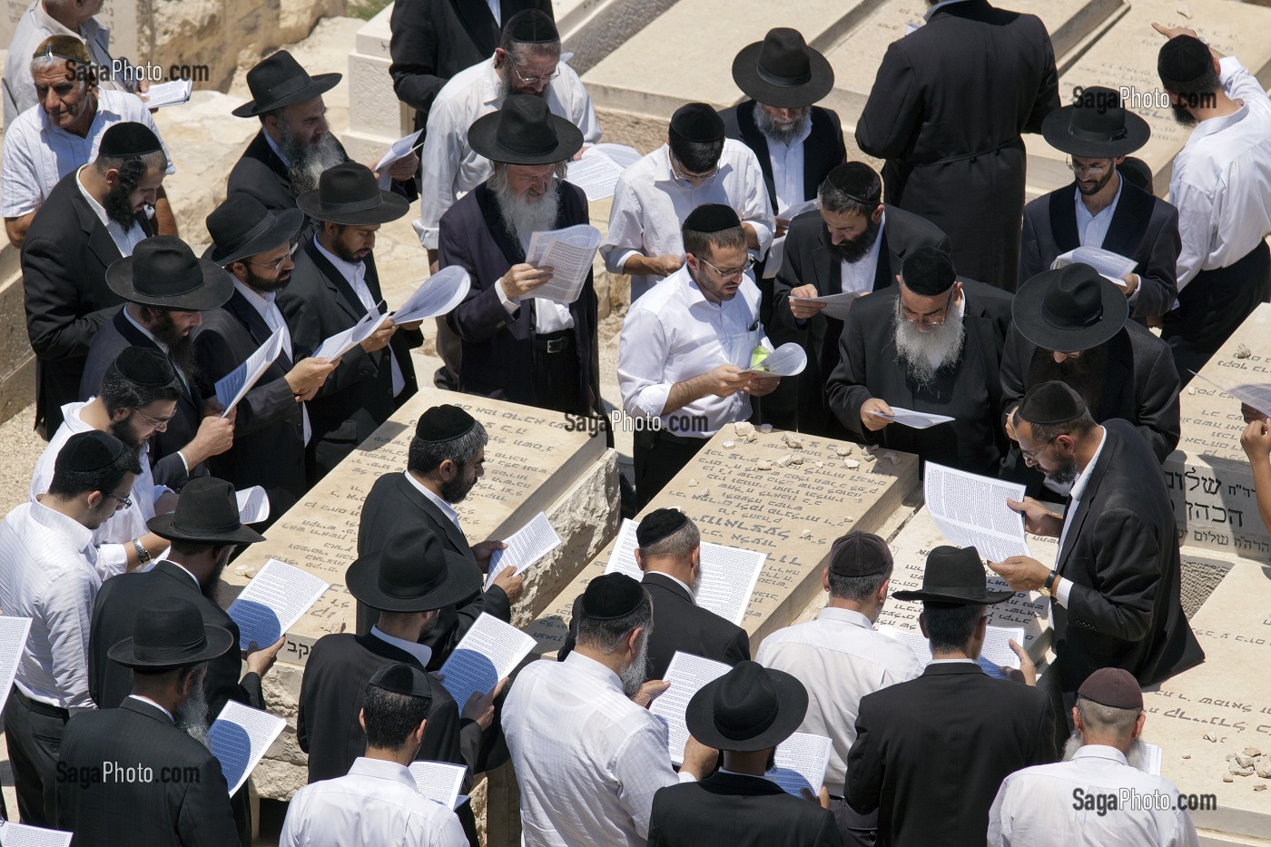 HOMMES JUIFS CELEBRANT UN ENTERREMENT DANS LE CIMETIERE JUIF DU MONT DES OLIVIERS, JERUSALEM, ISRAEL 