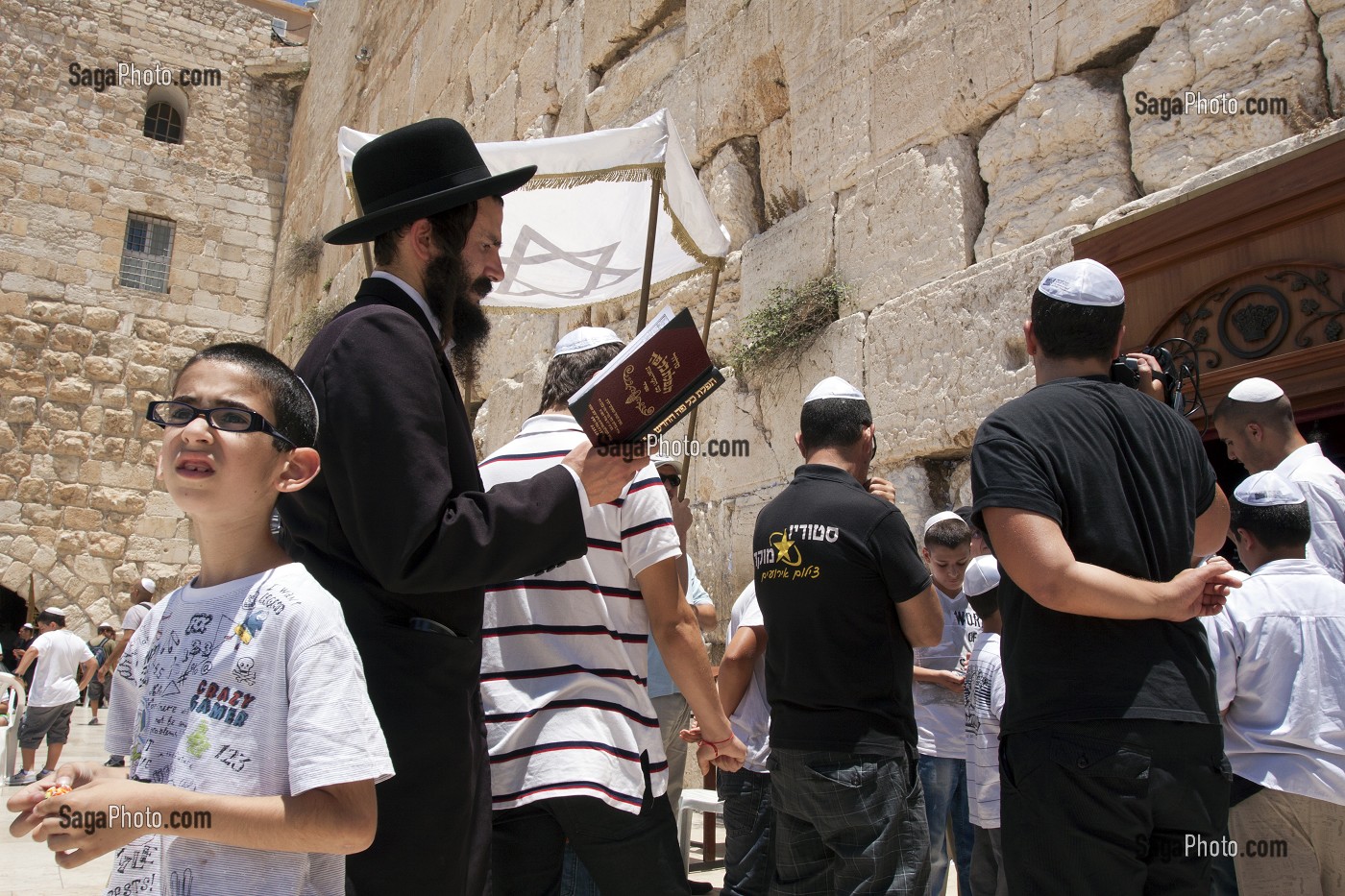 CELEBRATION D'UNE BAR-MITSVA, CEREMONIE JUIVE, DEVANT LE MUR DES LAMENTATIONS (OU MUR OCCIDENTAL), VIEILLE VILLE DE JERUSALEM, ISRAEL 