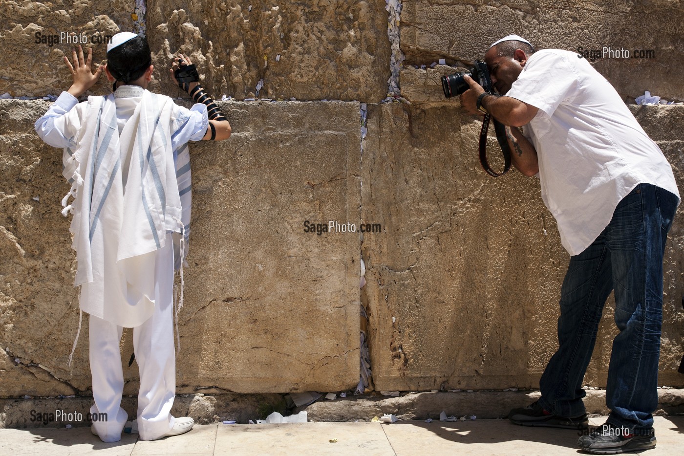 PERE PRENANT SON FILS EN PHOTO AU PIED DU MUR DES LAMENTATIONS (OU MUR OCCIDENTAL), A L'ISSUE DE LA CELEBRATION DE SA BAR-MITSVA, VIEILLE VILLE DE JERUSALEM, ISRAEL 