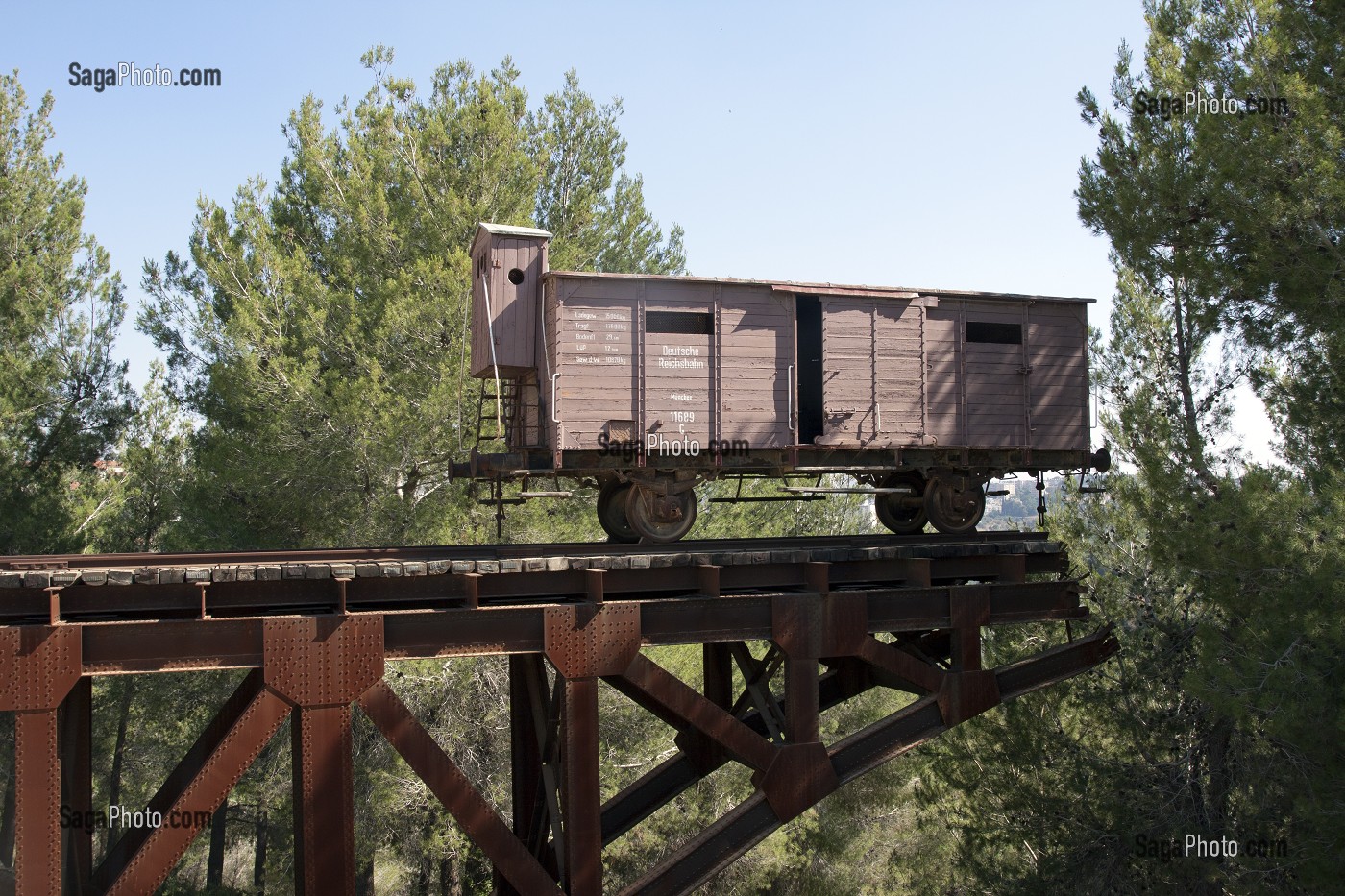 WAGON A BESTIAUX AYANT SERVI A TRANSPORTER LES JUIFS VERS LES CAMPS DE LA MORT, MEMORIAL DE YAD VASHEM EDIFIE EN 1953 EN MEMOIRE DES VICTIMES JUIVES DE LA SHOAH, JERUSALEM, ISRAEL 