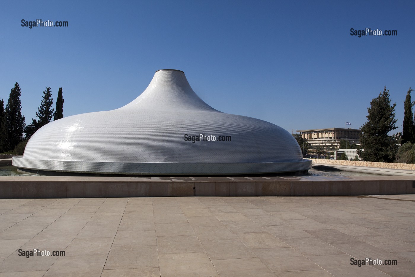 DOME DU SANCTUAIRE DU LIVRE OU SONT CONSERVES LES MANUSCRITS DE LA MER MORTE, AVEC EN FOND LA KNESSET (PARLEMENT ISRAELIEN), JERUSALEM, ISRAEL 
