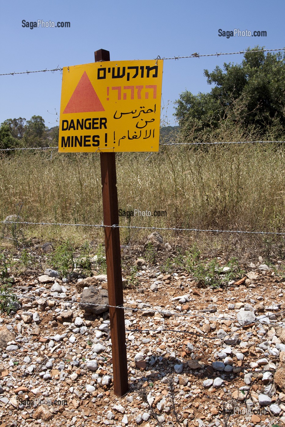 PANNEAU AVERTISSANT LES VISITEURS DE LA PRESENCE D'UN CHAMP DE MINES ANTIPERSONNEL, PLATEAU DU GOLAN, ISRAEL 