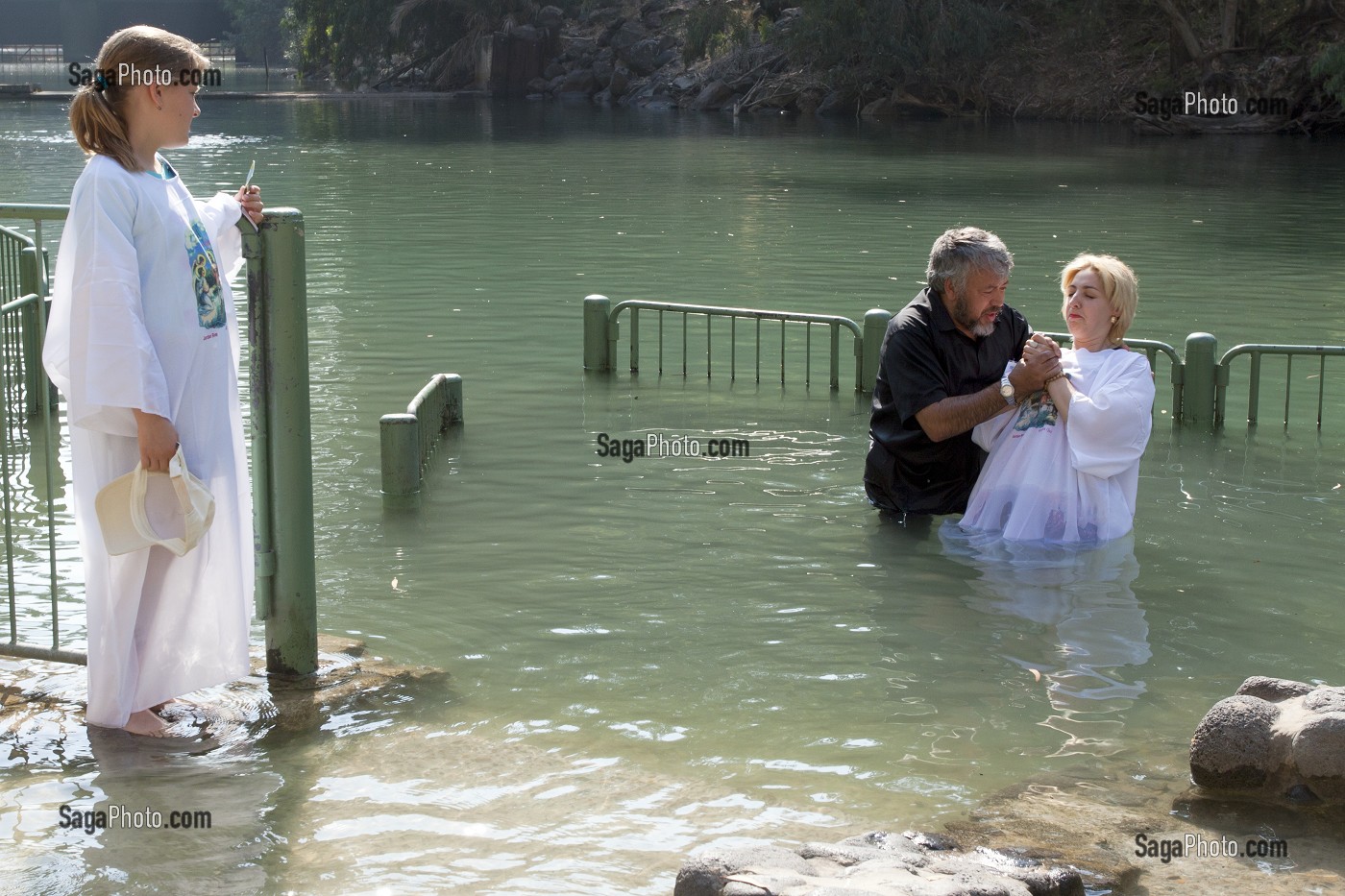 CEREMONIE DE BAPTEME DANS LES EAUX DU JOURDAIN, SITE DE YARDENIT OU SAINT JEAN-BAPTISTE AURAIT BAPTISE JESUS-CHRIST, GALILEE, ISRAEL 