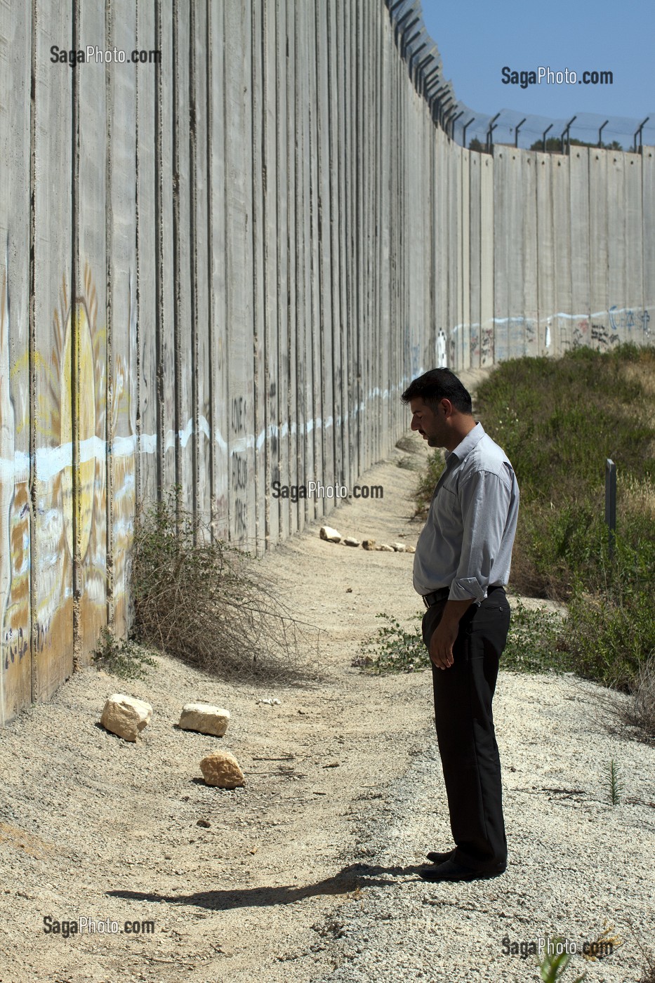 JEUNE HOMME ARABE DEVANT LE MUR DE SECURITE SEPARANT ISRAEL ET LES TERRITOIRES PALESTINIENS DE CISJORDANIE, BETHLEEM, CISJORDANIE, AUTORITE PALESTINIENNE 