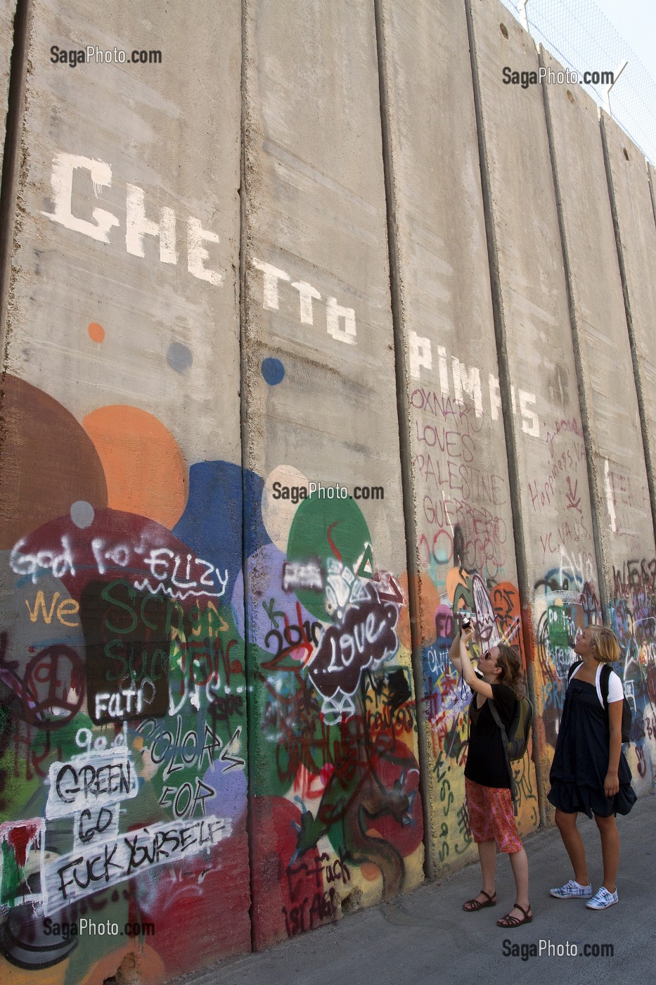 TOURISTES HOLLANDAISES DECOUVRANT LE MUR DE SECURITE SEPARANT ISRAEL ET LES TERRITOIRES PALESTINIENS DE CISJORDANIE, BETHLEEM, CISJORDANIE, AUTORITE PALESTINIENNE 