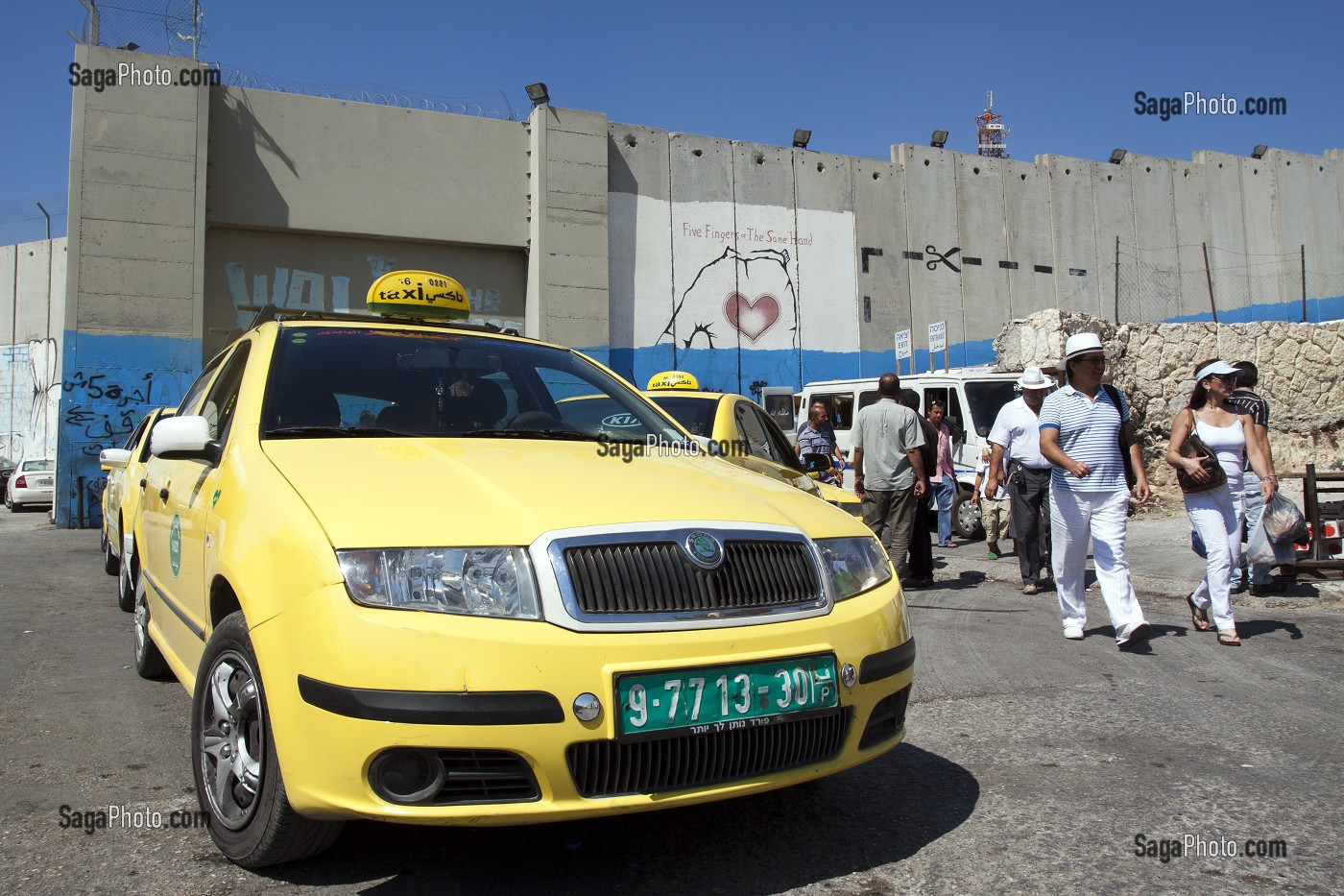 TAXI ATTENDANT LES TOURISTES A LA SORTIE DU CHECK-POINT POUR LES PIETONS, MUR DE SECURITE SEPARANT ISRAEL ET LES TERRITOIRES PALESTINIENS DE CISJORDANIE, BETHLEEM, CISJORDANIE, AUTORITE PALESTINIENNE 