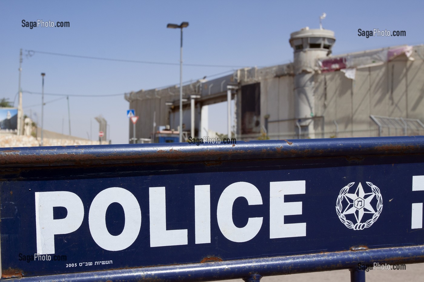 BARRIERE DE LA POLICE ISRAELIENNE, AVEC EN FOND LE MUR DE SECURITE SEPARANT ISRAEL ET LES TERRITOIRES PALESTINIENS DE CISJORDANIE, BETHLEEM, CISJORDANIE, AUTORITE PALESTINIENNE 