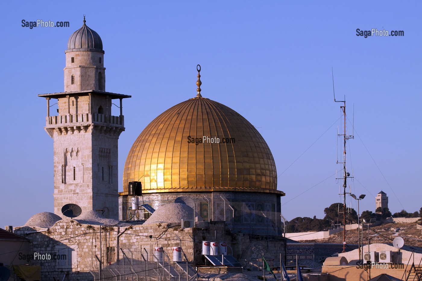 SOLEIL COUCHANT SUR LE MINARET D'UNE MOSQUEE ET LE DOME DU ROCHER, ESPLANADE DES MOSQUEES (HARAM AL-SHARIF), MONT DU TEMPLE, VIEILLE VILLE DE JERUSALEM, ISRAEL 