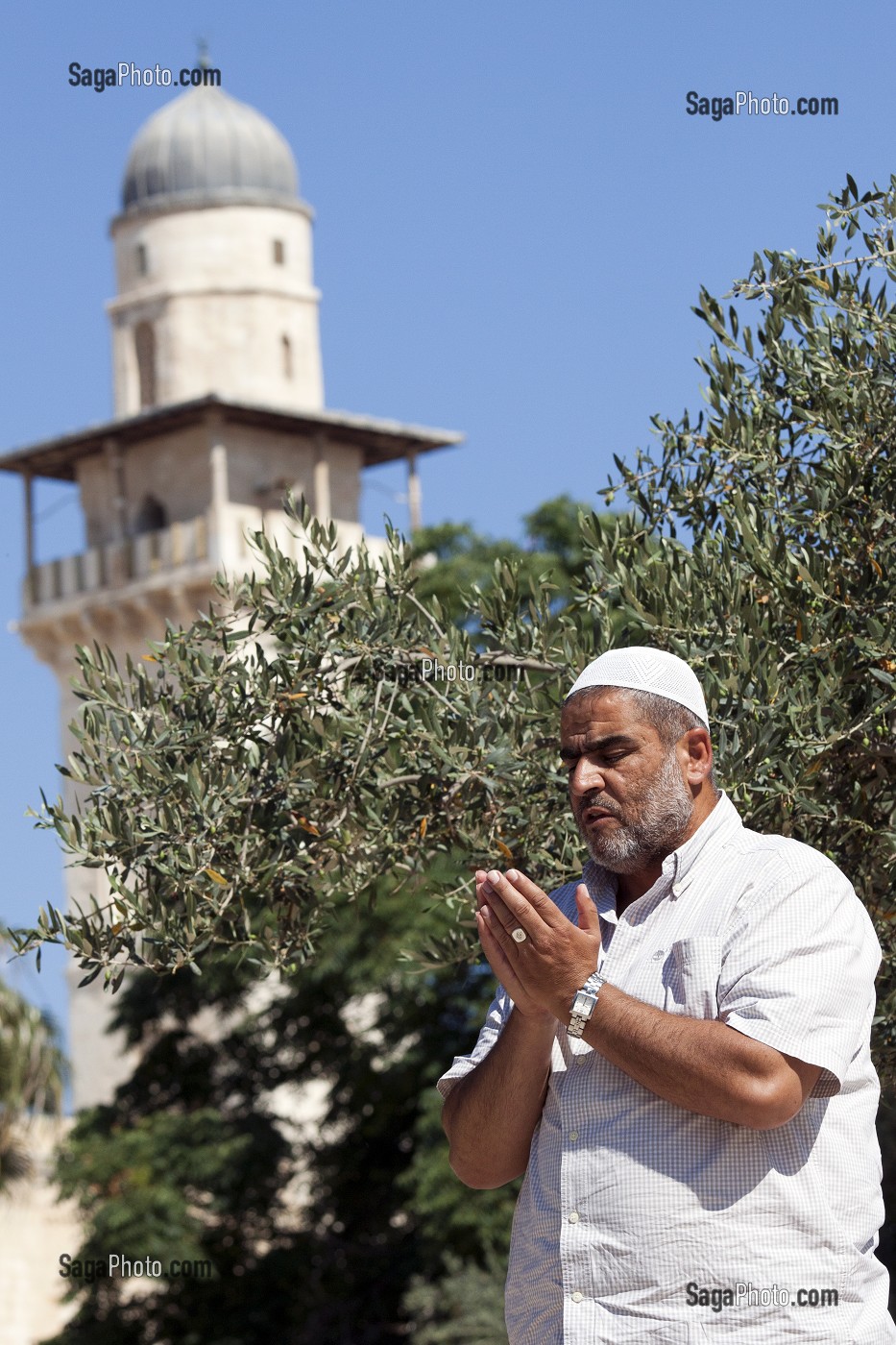 MUSULMAN PORTANT LA CHACHIA, EN PRIERE SUR L'ESPLANADE DES MOSQUEES, MONT DU TEMPLE, VIEILLE VILLE DE JERUSALEM, ISRAEL 