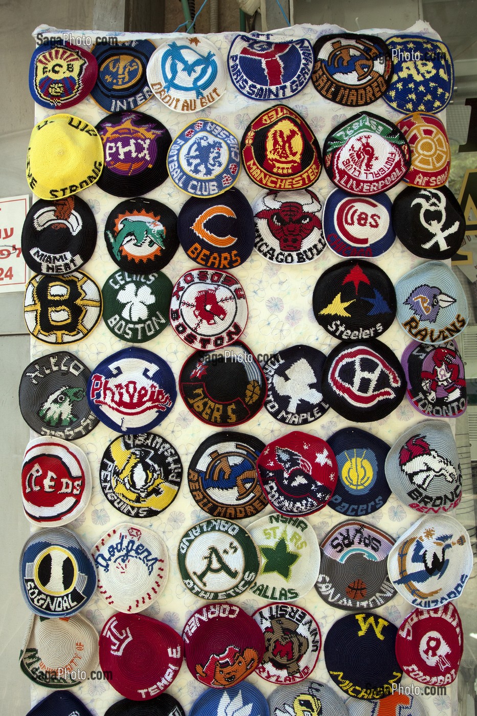 KIPPAS JUIVES INSOLITES AVEC LE LOGO DE CLUBS SPORTIFS TELS QUE LES CHICAGO BULLS, L'OLYMPIQUE DE MARSEILLE OU LE PSG, JERUSALEM, ISRAEL 