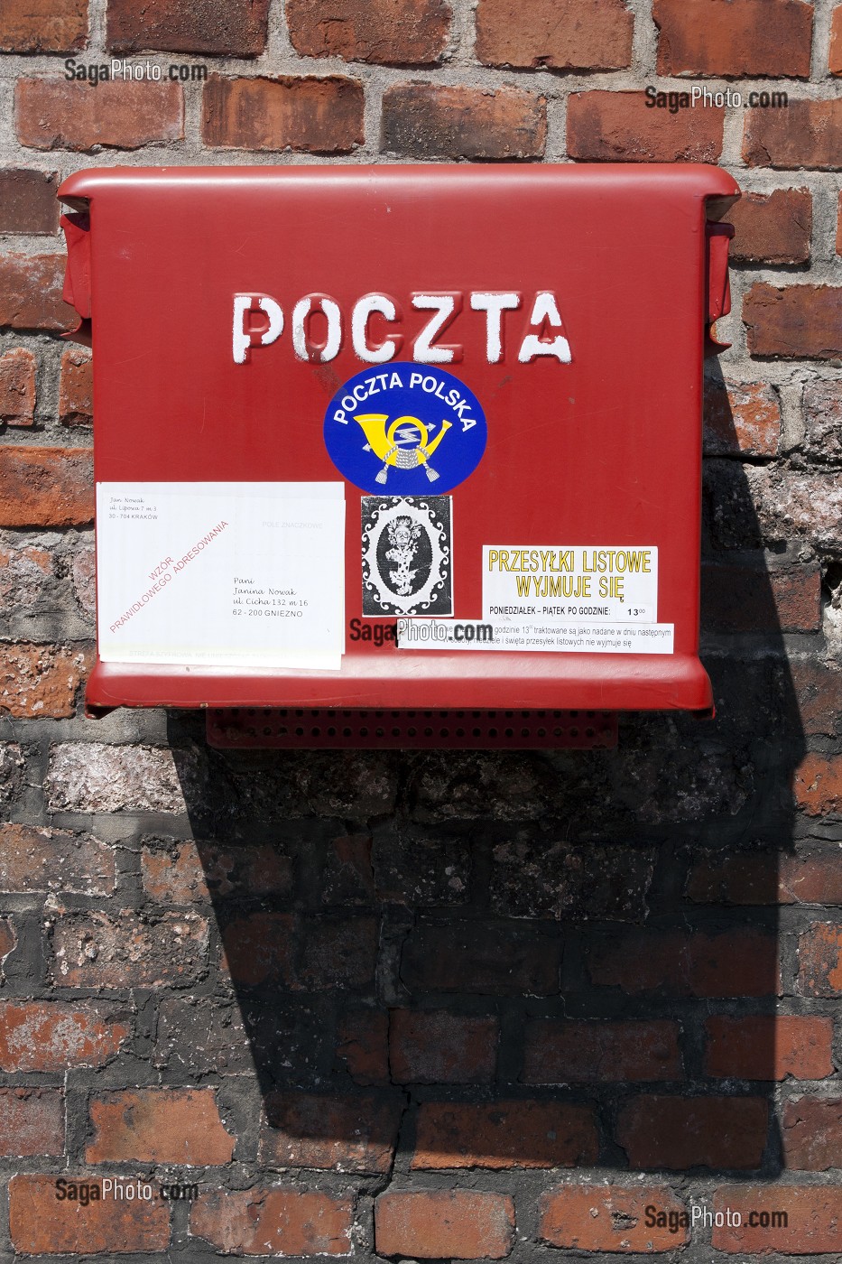 BOITE AUX LETTRES DE LA POSTE POLONAISE ACCROCHEE A UN MUR DE BRIQUES, COLLINE DU WAWEL, CRACOVIE, POLOGNE 