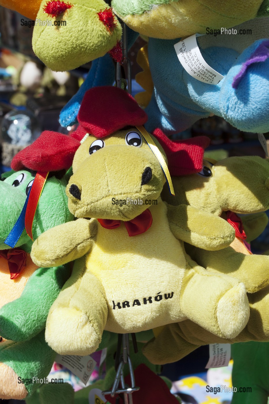 PELUCHE POUR ENFANTS REPRESENTANT LE DRAGON MYTHIQUE DE LA COLLINE DU WAWEL, PRESENTOIR D'UNE BOUTIQUE DE SOUVENIRS, CRACOVIE, POLOGNE 