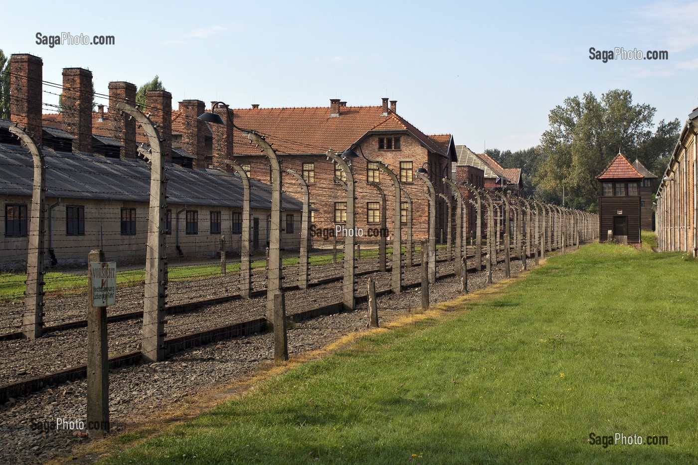 BARBELES ET MIRADOR ENTOURANT L'ANCIEN CAMP DE CONCENTRATION D'AUSCHWITZ I, MUSEE D'ETAT D'AUSCHWITZ-BIRKENAU, SITE CLASSE PATRIMOINE MONDIAL DE L'UNESCO, OSWIECIM, SILESIE, POLOGNE 