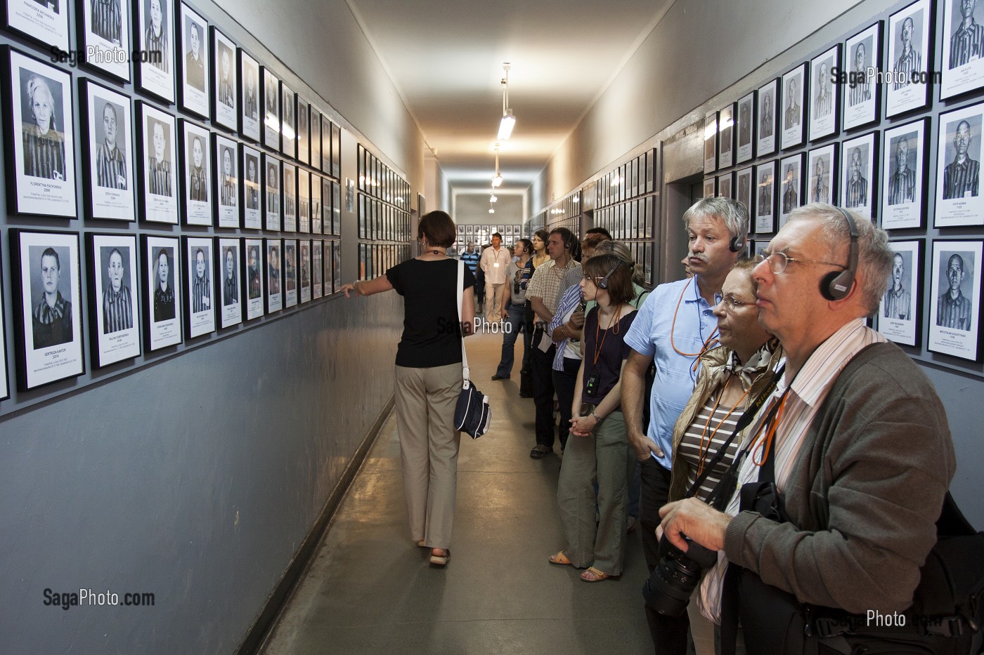 VISITEURS REGARDANT LES PHOTOGRAPHIES DE PRISONNIERS DU CAMP DE CONCENTRATION D'AUSCHWITZ I PENDANT LA SECONDE GUERRE MONDIALE, BLOC 6 DU KL AUSCHWITZ I, MUSEE D'ETAT D'AUSCHWITZ-BIRKENAU, SITE CLASSE PATRIMOINE MONDIAL DE L'UNESCO, OSWIECIM, SILESIE, POLOGNE 