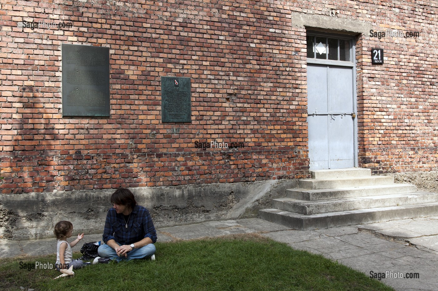 PERE JOUANT AVEC SON BEBE DEVANT L'ENTREE DU BLOC 21 DU CAMP DE CONCENTRATION D'AUSCHWITZ I, MUSEE D'ETAT D'AUSCHWITZ-BIRKENAU, SITE CLASSE PATRIMOINE MONDIAL DE L'UNESCO, OSWIECIM, SILESIE, POLOGNE 