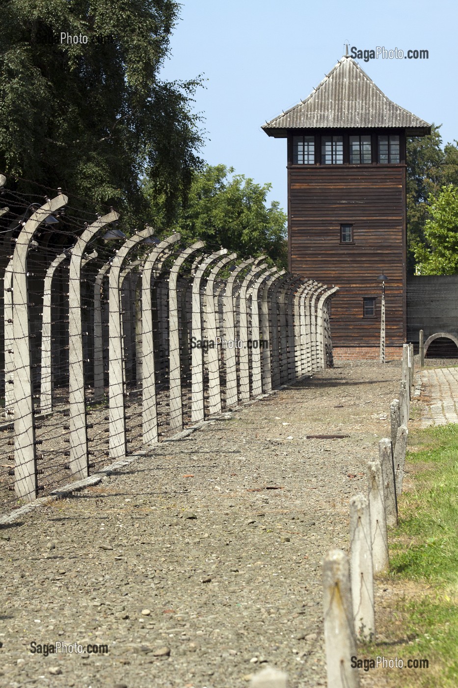 BARBELES ET MIRADOR ENTOURANT L'ANCIEN CAMP DE CONCENTRATION D'AUSCHWITZ I, MUSEE D'ETAT D'AUSCHWITZ-BIRKENAU, SITE CLASSE PATRIMOINE MONDIAL DE L'UNESCO, OSWIECIM, SILESIE, POLOGNE 