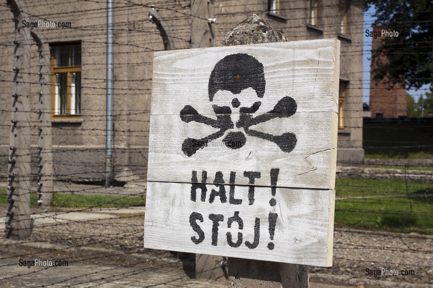 PANNEAU EN ALLEMAND ET EN POLONAIS DEMANDANT AUX PRISONNIERS DE NE PAS FRANCHIR LA CLOTURE SOUS PEINE DE MORT, ANCIEN CAMP DE CONCENTRATION D'AUSCHWITZ I, MUSEE D'ETAT D'AUSCHWITZ-BIRKENAU, SITE CLASSE PATRIMOINE MONDIAL DE L'UNESCO, OSWIECIM, SILESIE, POLOGNE 