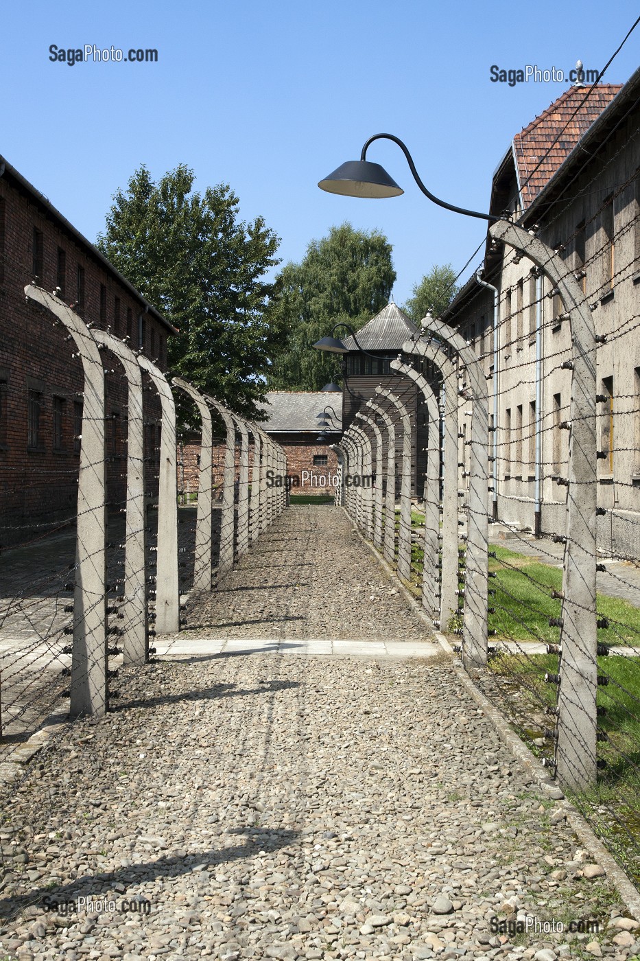 BARBELES ET MIRADOR ENTOURANT L'ANCIEN CAMP DE CONCENTRATION D'AUSCHWITZ I, MUSEE D'ETAT D'AUSCHWITZ-BIRKENAU, SITE CLASSE PATRIMOINE MONDIAL DE L'UNESCO, OSWIECIM, SILESIE, POLOGNE 