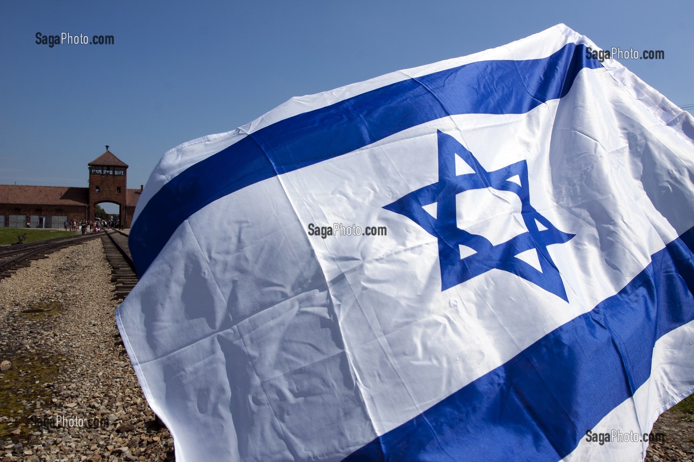DRAPEAU ISRAELIEN ET CORPS DE GARDE PRINCIPAL DES SS APPELE 'PORTE DE LA MORT', ANCIEN CAMP DE CONCENTRATION D'AUSCHWITZ II - BIRKENAU, MUSEE D'ETAT D'AUSCHWITZ-BIRKENAU, SITE CLASSE PATRIMOINE MONDIAL DE L'UNESCO, OSWIECIM, SILESIE, POLOGNE 