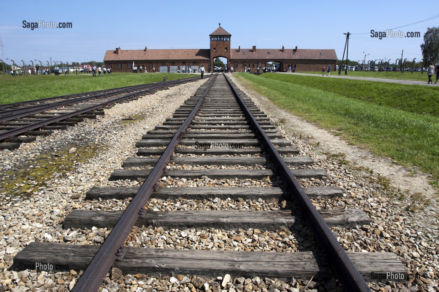 VOIE FERREE, PLATE-FORME ET CORPS DE GARDE PRINCIPAL DES SS APPELE 'PORTE DE LA MORT', ENTREE DE L'ANCIEN CAMP DE CONCENTRATION D'AUSCHWITZ II - BIRKENAU, MUSEE D'ETAT D'AUSCHWITZ-BIRKENAU, SITE CLASSE PATRIMOINE MONDIAL DE L'UNESCO, OSWIECIM, SILESIE, POLOGNE 
