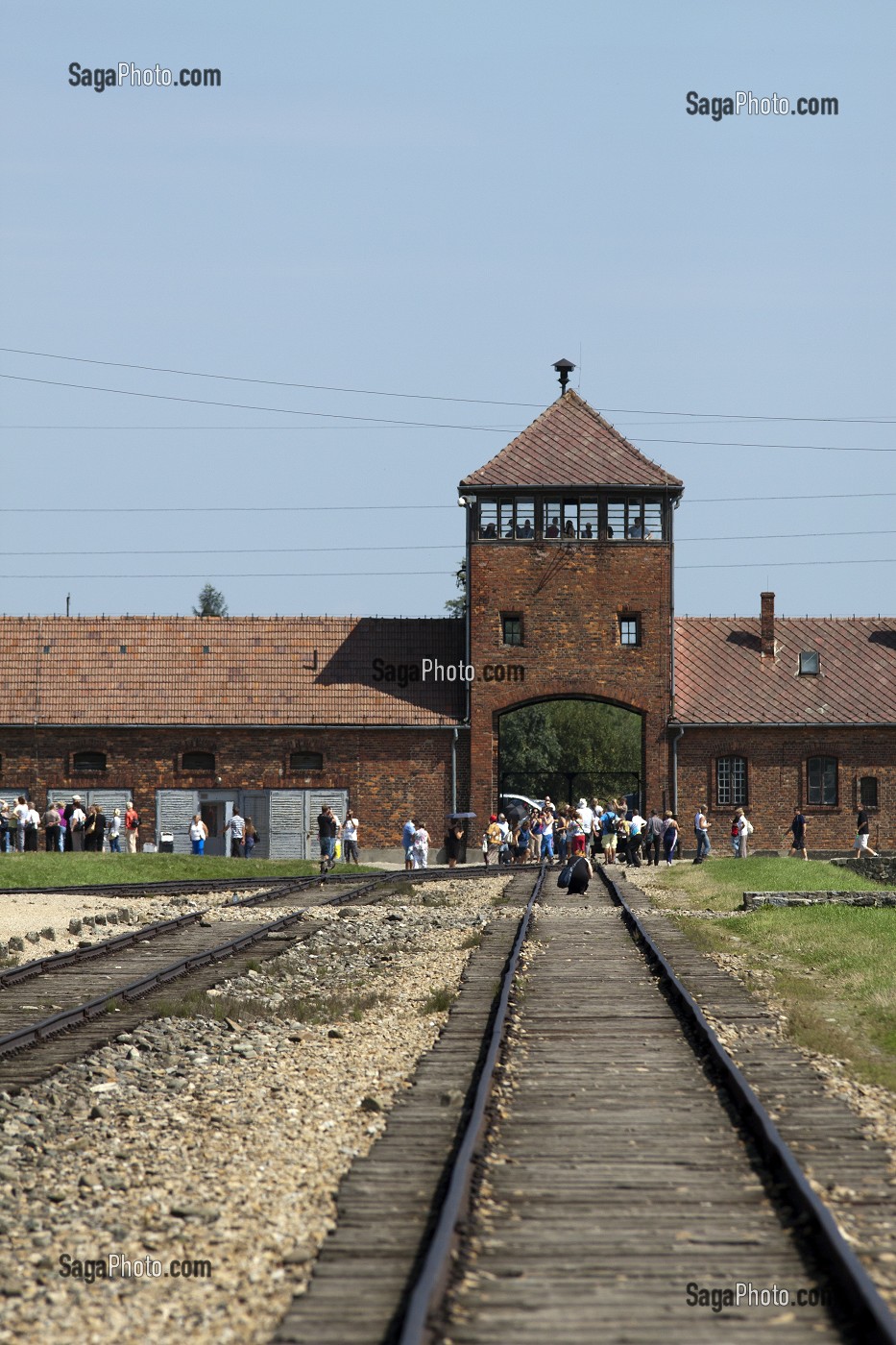 VOIE FERREE, PLATE-FORME ET CORPS DE GARDE PRINCIPAL DES SS APPELE 'PORTE DE LA MORT', ENTREE DE L'ANCIEN CAMP DE CONCENTRATION D'AUSCHWITZ II - BIRKENAU, MUSEE D'ETAT D'AUSCHWITZ-BIRKENAU, SITE CLASSE PATRIMOINE MONDIAL DE L'UNESCO, OSWIECIM, SILESIE, POLOGNE 