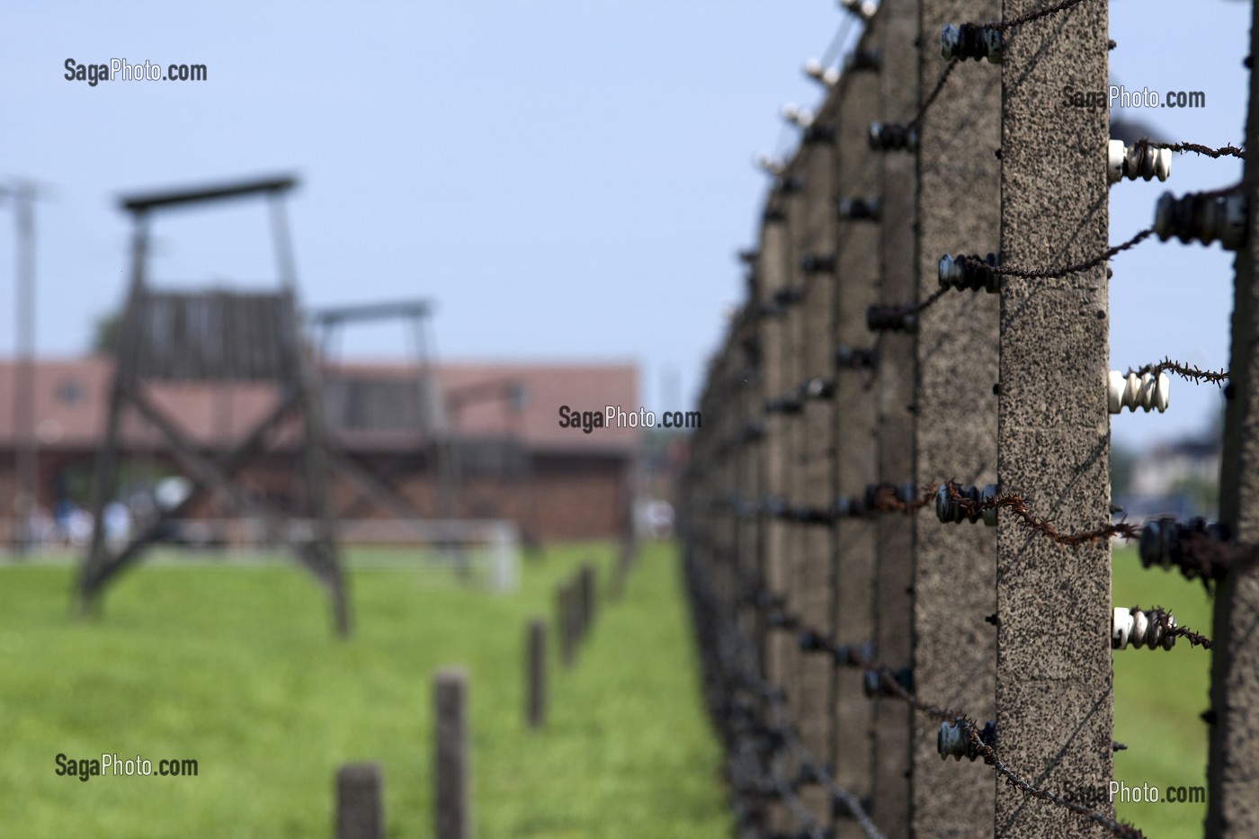 BARBELES ET MIRADORS, ANCIEN CAMP DE CONCENTRATION D'AUSCHWITZ II - BIRKENAU, MUSEE D'ETAT D'AUSCHWITZ-BIRKENAU, SITE CLASSE SUR LA LISTE DU PATRIMOINE MONDIAL DE L'UNESCO, OSWIECIM, SILESIE, POLOGNE 