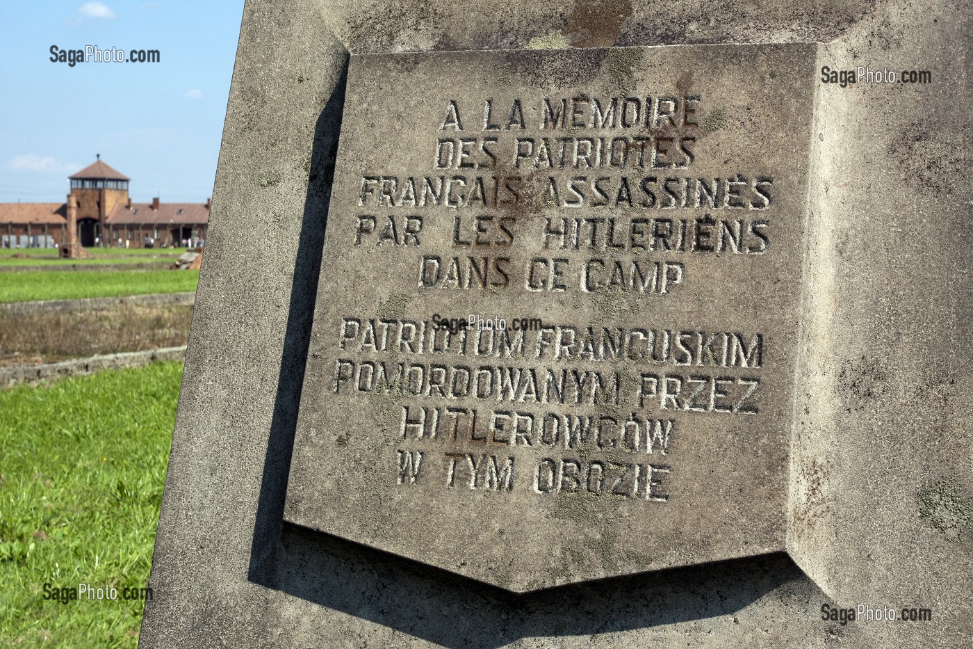 STELE COMMEMORATIVE ELEVEE A LA MEMOIRE DES PATRIOTES FRANCAIS MORTS DANS LE CAMP DE CONCENTRATION D'AUSCHWITZ II - BIRKENAU PENDANT LA SECONDE GUERRE MONDIALE, MUSEE D'ETAT D'AUSCHWITZ-BIRKENAU, SITE CLASSE PATRIMOINE MONDIAL DE L'UNESCO, OSWIECIM, SILESIE, POLOGNE 