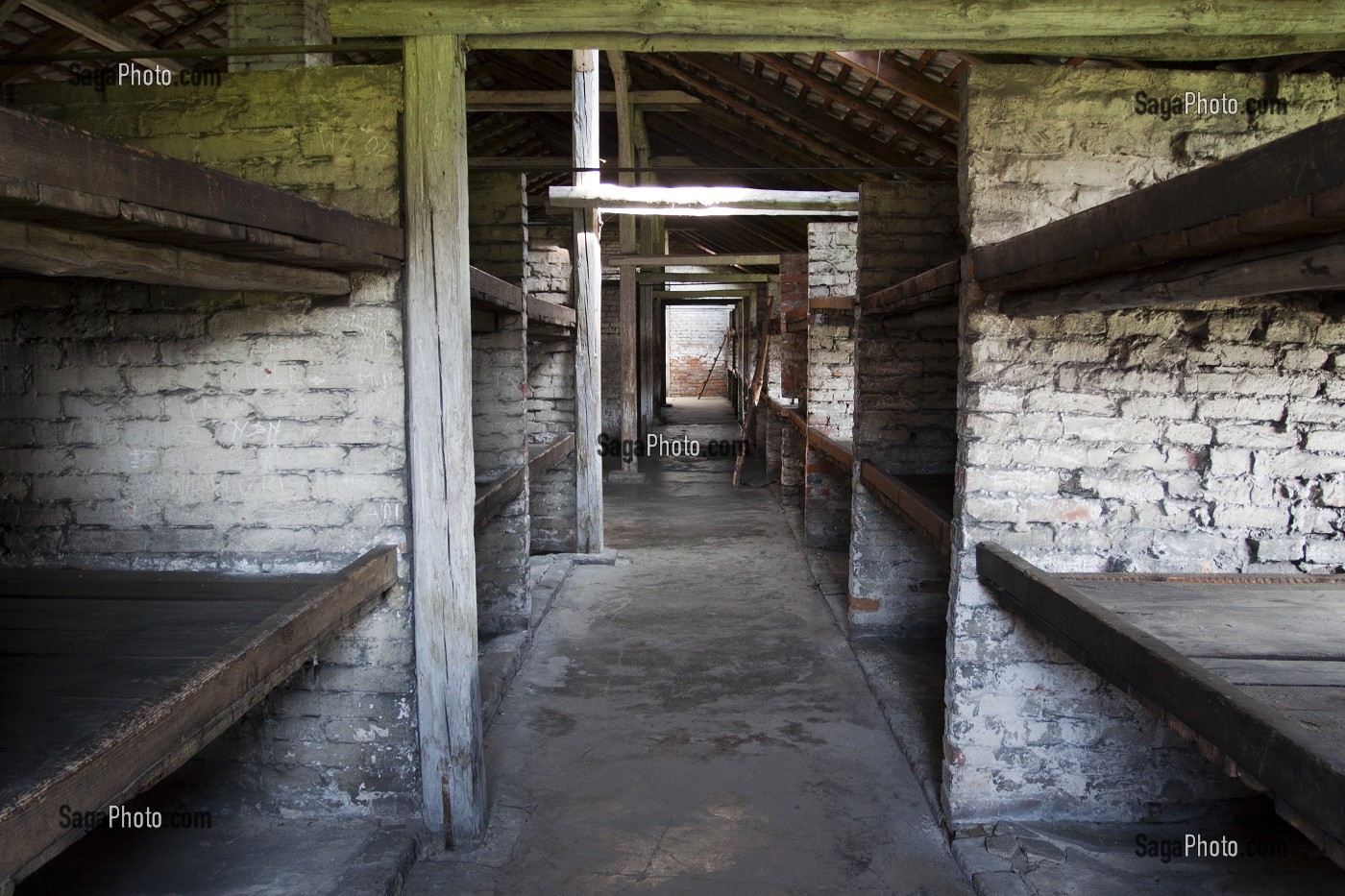 INTERIEUR D'UN BARAQUEMENT AYANT ABRITE DES DETENUS DU CAMP DE CONCENTRATION D'AUSCHWITZ II - BIRKENAU PENDANT LA SECONDE GUERRE MONDIALE, MUSEE D'ETAT D'AUSCHWITZ-BIRKENAU, SITE CLASSE PATRIMOINE MONDIAL DE L'UNESCO, OSWIECIM, SILESIE, POLOGNE 