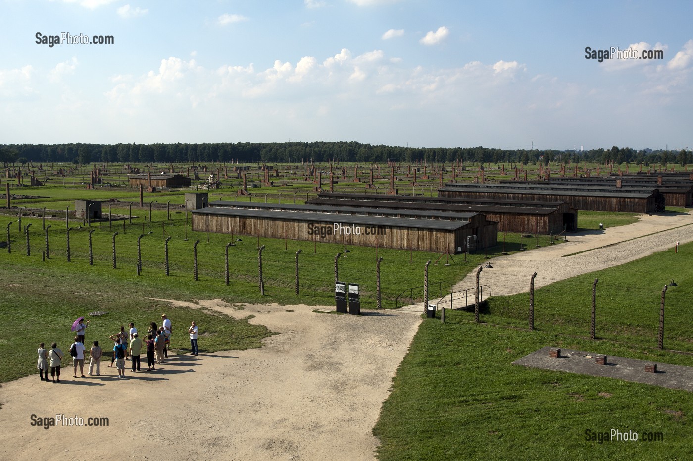 RUINES DE BARAQUEMENTS EN BOIS, ANCIEN CAMP DE CONCENTRATION D'AUSCHWITZ II - BIRKENAU, MUSEE D'ETAT D'AUSCHWITZ-BIRKENAU, SITE CLASSE PATRIMOINE MONDIAL DE L'UNESCO, OSWIECIM, SILESIE, POLOGNE 