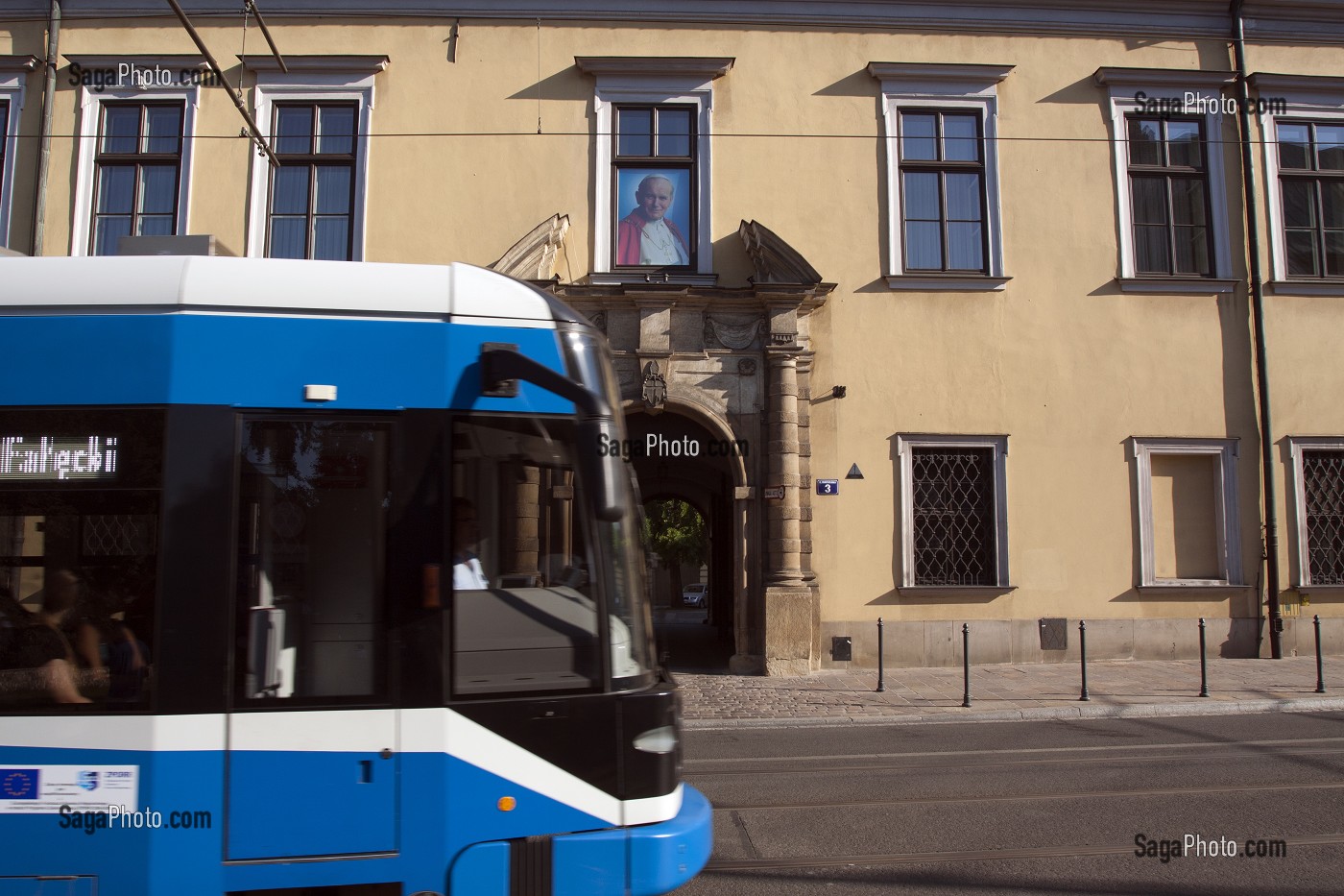 TRAMWAY BOMBARDIER FLEXITY DANS UNE RUE DE LA VIEILLE VILLE DE CRACOVIE, SITE INSCRIT AU PATRIMOINE MONDIAL DE L'UNESCO, CRACOVIE, POLOGNE 