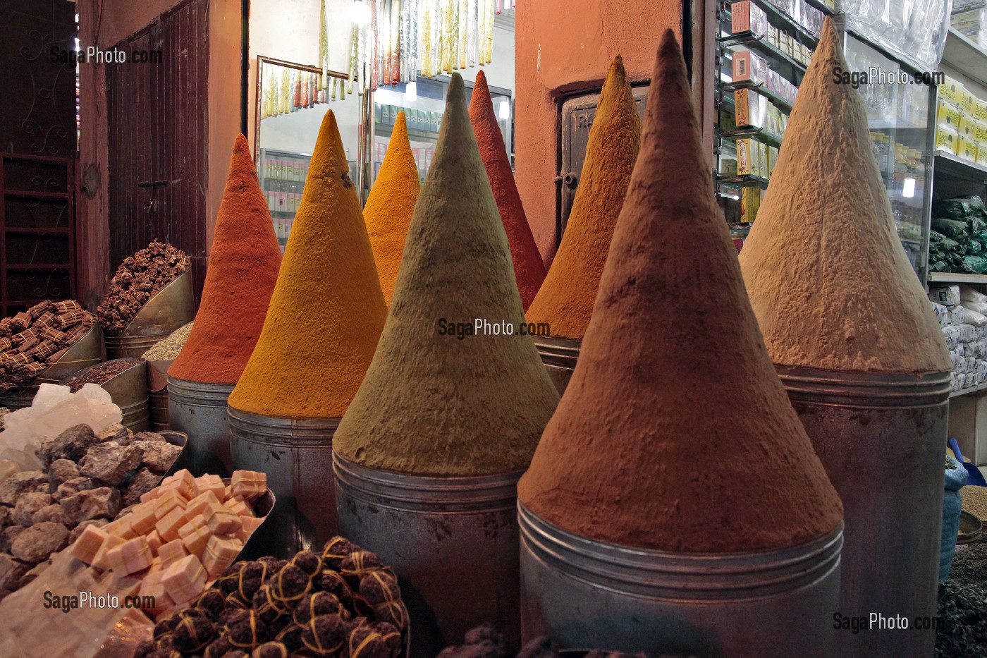 ETALAGE D'EPICES DANS LE SOUK DU QUARTIER JUIF DE LA MEDINA, MARRAKECH, MAROC 