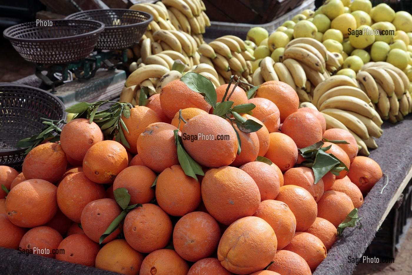 ETAL DE FRUITS SUR LE MARCHE BERBERE DE TAHANAOUTE, AL HAOUZ, MAROC 