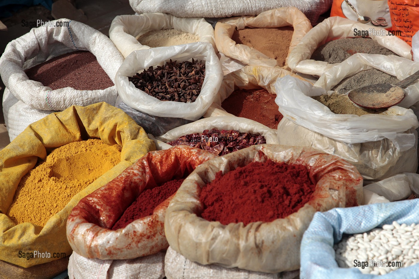 SACS D'EPICES (ANIS ETOILE, PAPRIKA, CUMIN, PIMENT, SAFRAN, RAS-EL-HANOUT, CANNELLE, GINGEMBRE...) SUR LE MARCHE BERBERE DE TAHANAOUTE, AL HAOUZ, MAROC 
