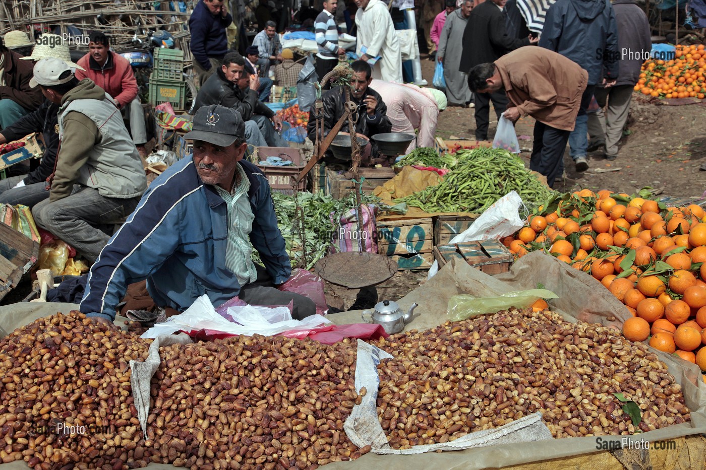 VENDEUR DE DATTES SECHEES SUR LE MARCHE BERBERE DE TAHANAOUTE, AL HAOUZ, MAROC 