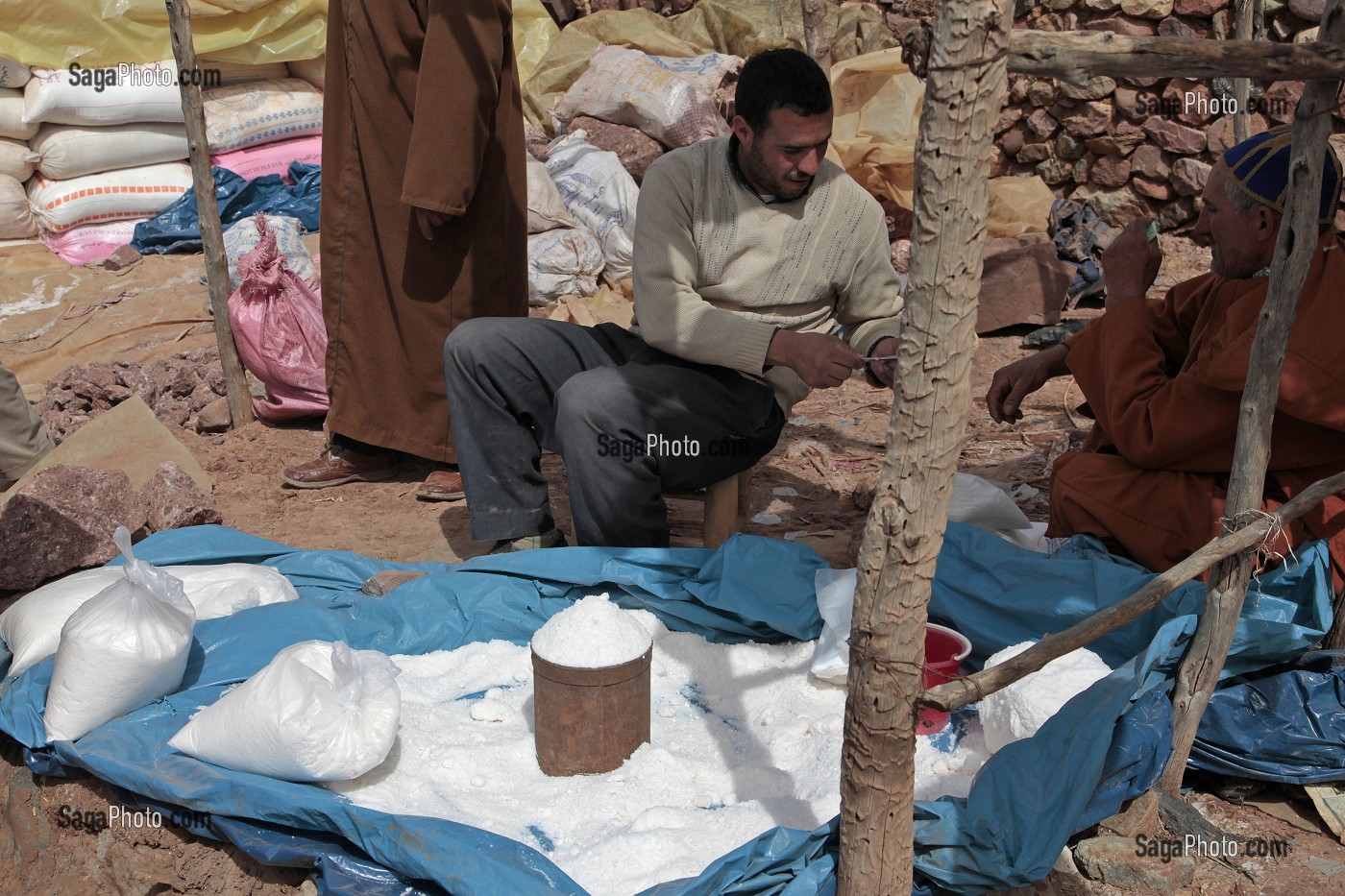 VENDEUR DE SEL SUR LE MARCHE BERBERE DE TAHANAOUTE, AL HAOUZ, MAROC 
