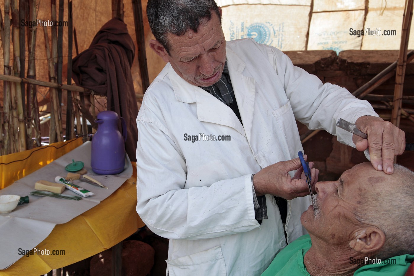 BARBIER SUR LE MARCHE BERBERE DE TAHANAOUTE, AL HAOUZ, MAROC 
